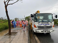 EVNNPC điều động đội xung kích, nỗ lực cấp điện trở lại sớm nhất cho khách hàng