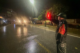 Trắng đêm lên phương án lắp cầu phao thay thế cầu Phong Châu