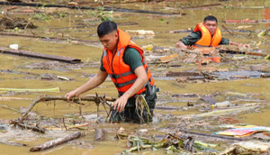 Công an, bộ đội dầm mình dưới bùn nước tìm kiếm nạn nhân bị lũ quét ở Lào Cai