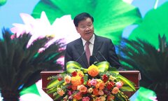Tổng Bí thư, Chủ tịch nước Lào xúc động gặp cựu quân tình nguyện Việt Nam