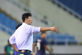 Biểu cảm chán nản của HLV Kim Sang-sik khi tuyển Việt Nam chuyền hỏng