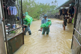 Chủ tịch Hà Nội yêu cầu cứu chữa miễn phí người bị thương do bão số 3 và mưa lũ