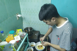 Hà Nội mưa lũ, sinh viên ăn mì tôm cầm cự, ốm để 'tự khỏi'