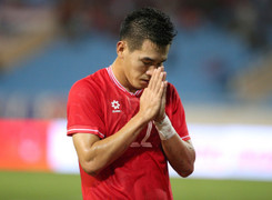 Tiến Linh chắp tay, xin gửi bàn thắng đến người dân miền Bắc đang chống bão lũ