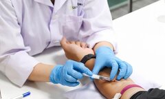 Thấy vợ nhắn tin tình tứ với giám đốc, chồng liền đưa con đi xét nghiệm ADN
