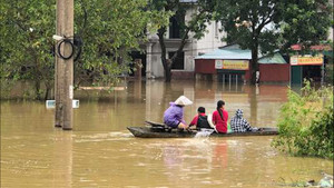 Lũ tràn đê sông Cầu ở Sóc Sơn: Nước chảy rất xiết, nhiều thuyền bị lật