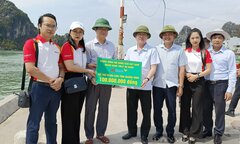 Chủ tịch Hội NDVN trao quà cho nông dân Quảng Ninh bị thiệt hại do bão lũ