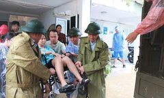 Nước ngập, bệnh viện di dời bệnh nhân đến cơ sở y tế khác điều trị