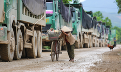 ‘Binh đoàn’ xe tải cày nát đường ở Hà Tĩnh, dân khốn khổ sống chung với bùn đất