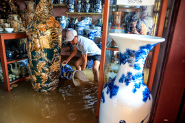 Tiểu thương làng gốm Bát Tràng mất cả trăm triệu chỉ sau một đêm lũ