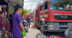 Cháy nhà trong hẻm ở TP.HCM, người phụ nữ mắc kẹt được giải cứu