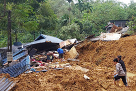 Lở đất giữa đêm ở Hòa Bình, 2 người chết, 1 cháu bé may mắn thoát nạn