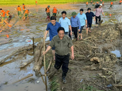 Thủ tướng đến hiện trường sạt lở Làng Nủ, chỉ đạo khôi phục bản trước 31/12