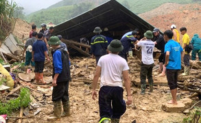 Gần 400 người chia nhiều mũi tìm kiếm 15 người mất tích tại xã Nậm Lúc ở Lào Cai