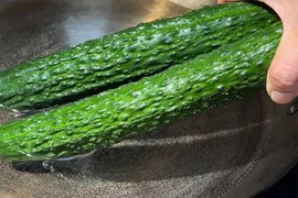 Chần dưa chuột bằng nước sôi, cách làm tưởng sai mà cực kỳ hiệu quả