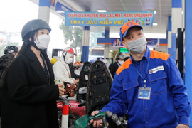 Giá xăng giảm lần thứ tư liên tiếp, xuống dưới 20.000 đồng/lít