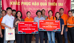 Phó Tổng Giám đốc VOV Vũ Hải Quang tặng quà cho đồng bào vùng lũ Yên Bái