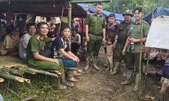 Nguy cơ sạt lở, trưởng thôn ở Lào Cai đưa 115 người dân chạy lên núi an toàn