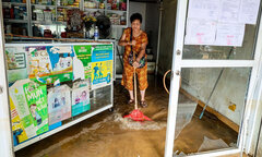 Lũ rút, người dân ven sông Hồng tất tả dọn dẹp nhà cửa