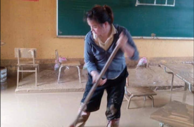 Cô giáo vùng cao nghẹn ngào nhìn sách vở, bàn ghế ngập trong bùn đất
