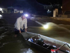 Tinh thần quả cảm cứu người của cán bộ MobiFone giữa đêm mưa lũ