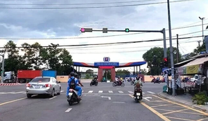 Đi xe máy dừng đèn đỏ thế nào an toàn?