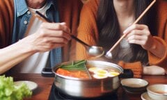 Tái chế nước lẩu thừa bán cho khách mới, chủ nhà hàng và đầu bếp đi tù
