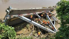 Tìm kiếm nạn nhân, trục vớt phương tiện vụ sập cầu Phong Châu