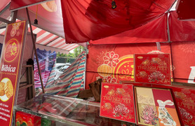 Quầy hàng vặn vẹo sau siêu bão, tiểu thương bán bánh trung thu méo mặt vì ế hàng