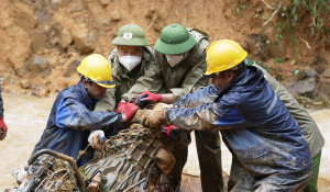 Tìm thấy 30 thi thể vụ ô tô và xe máy bị vùi lấp và cuốn trôi ở Cao Bằng