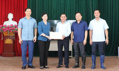 Chủ nhiệm Ủy ban Kiểm tra Trung ương thăm, tặng quà người dân vùng lũ Bắc Ninh