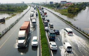 Cao tốc Pháp Vân - Cầu Giẽ vẫn ngập úng, dòng ô tô ùn dài 5km