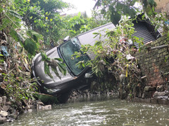 Bình Dương mưa lớn, nữ tài xế xe bán tải bị nước cuốn tử vong