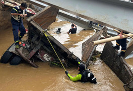 Tìm thấy ô tô đầu kéo vụ sập cầu Phong Châu, không có người trong xe