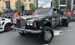 Rolls-Royce độ bánh gai nhọn duy nhất Gumball 3000 xuất hiện trên phố Nguyễn Huệ