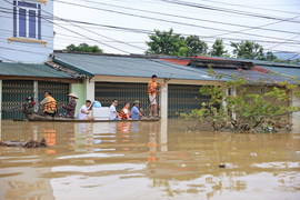 Băng rừng, vượt lũ đưa nước tinh khiết tới bà con vùng sâu vùng xa