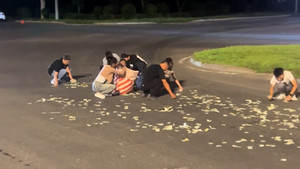 Xe bung cửa, tiền rơi đầy đường, người dân tốt bụng nhặt giúp tài xế 