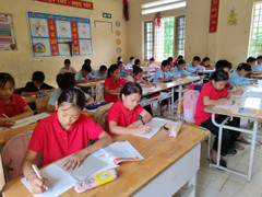 Gần 100 học sinh thôn Làng Nủ học buổi đầu tiên sau thảm họa lũ lụt