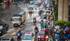 Hà Nội ngập lụt, tắc đường khắp nơi sau trận mưa lớn trong đêm