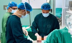 Người đàn ông hoại tử vùng kín sau khi đắp thuốc lá của thầy lang