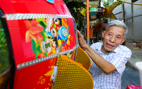 Cụ ông 74 tuổi biến rác thải thành đèn trung thu truyền thống 