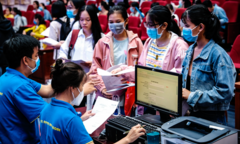 Các khoản phí bủa vây tân sinh viên, 'con đi học cả nhà phải nhịn miệng'