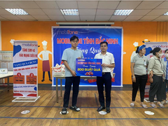 Ấm lòng mùa bão: MobiFone trao nhiều phần quà tận tay người lao động khó khăn