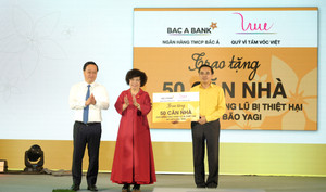 Ngân hàng Bắc Á trao tặng 50 căn nhà cho đồng bào bị bão lũ