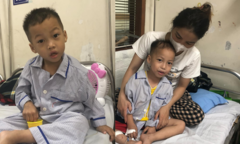Hai con bị ung thư máu, sự sống đếm từng ngày, người mẹ bất lực ước có phép màu