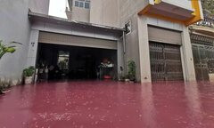 Truy nguồn gốc dòng nước đỏ quạch tràn vào khu dân cư ở Hà Nội