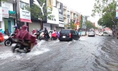 Mưa lớn kéo dài khiến nhiều tuyến phố Đà Nẵng ngập sâu, giao thông hỗn loạn 
