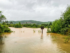 Miền Trung mưa trắng trời, cảnh báo nguy cơ lũ quét và sạt lở 