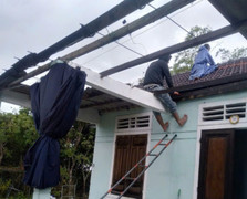 Áp thấp nhiệt đới chưa vào bờ, miền Trung nhiều nhà tốc mái, ngập nặng