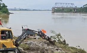 Đề xuất phương án trục vớt phương tiện trong vụ sập cầu Phong Châu